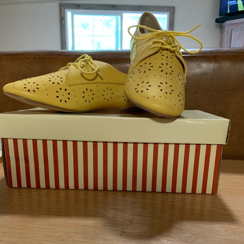 Bait Emsee yellow lace-up step in Oxfords.
